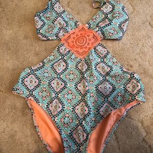 6/$10 Xhilaration swimsuit L